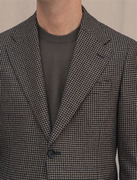 single breasted houndstooth jacket.